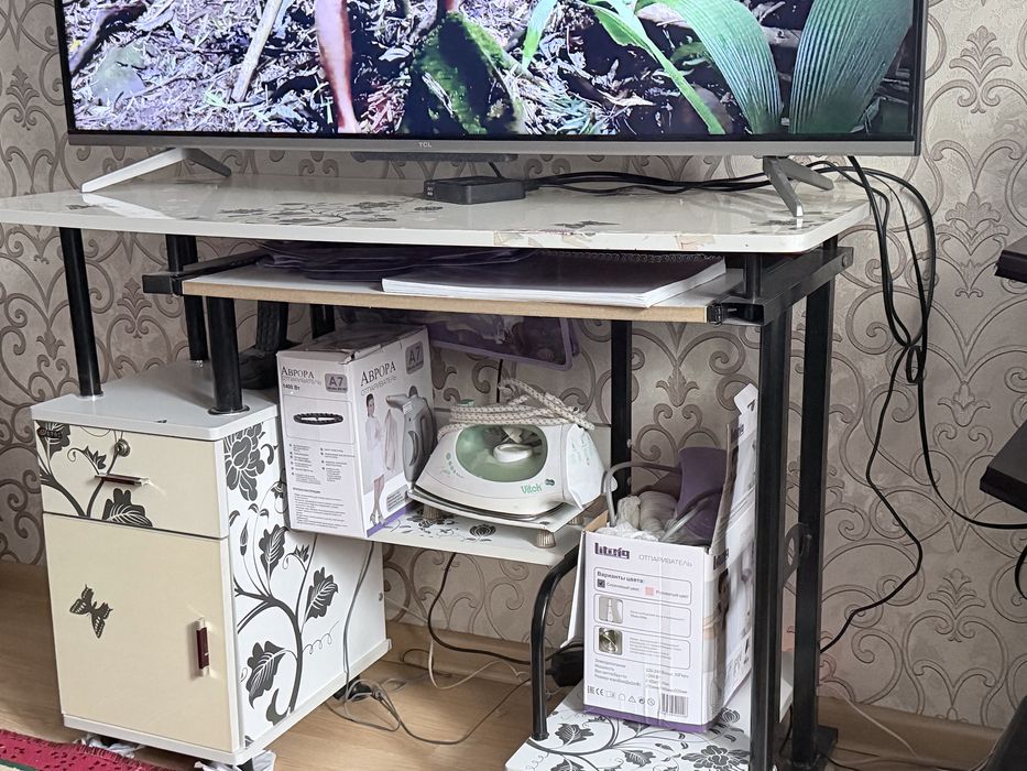 Продам стол компьютерный и комод под телевизор