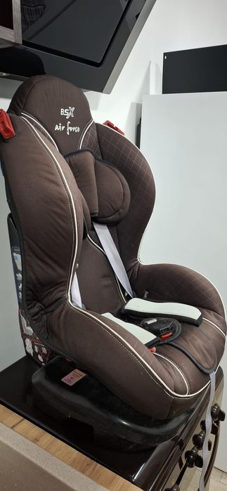 Vand scaun pentru masina