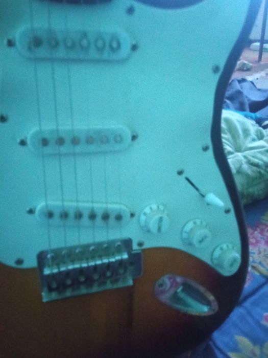 Elektronni gitara  100 $ hamma joyi ishlaydi