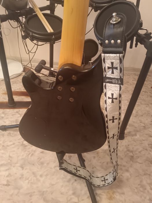 Гитара акустическая. Бас гитара. Барабаны.