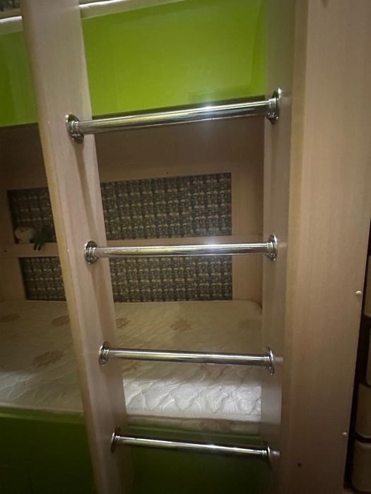 Продам двухъярусную детскую кровать