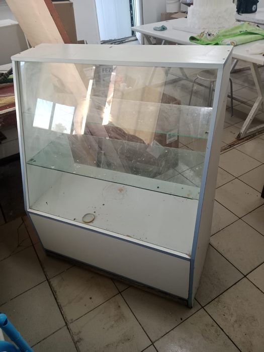 Продам тумбочка и ветрина