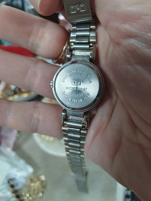 Часовник Q&Q ефектен