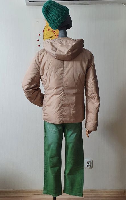 бежевая куртка с капюшоном