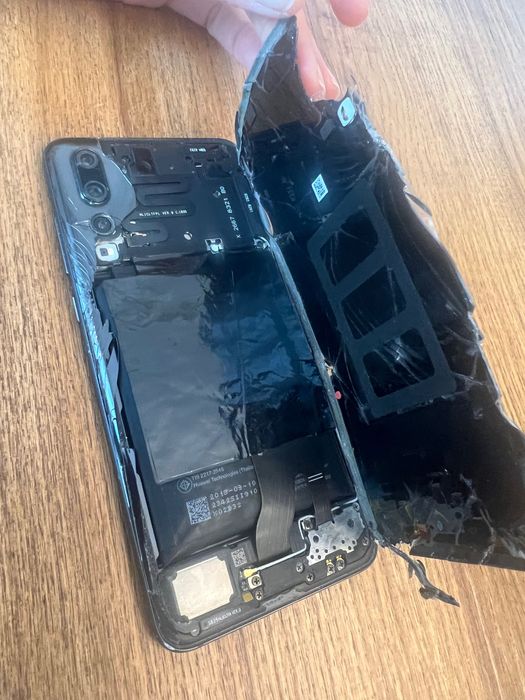 Продавам Huawei P20 Pro - 2 броя за части