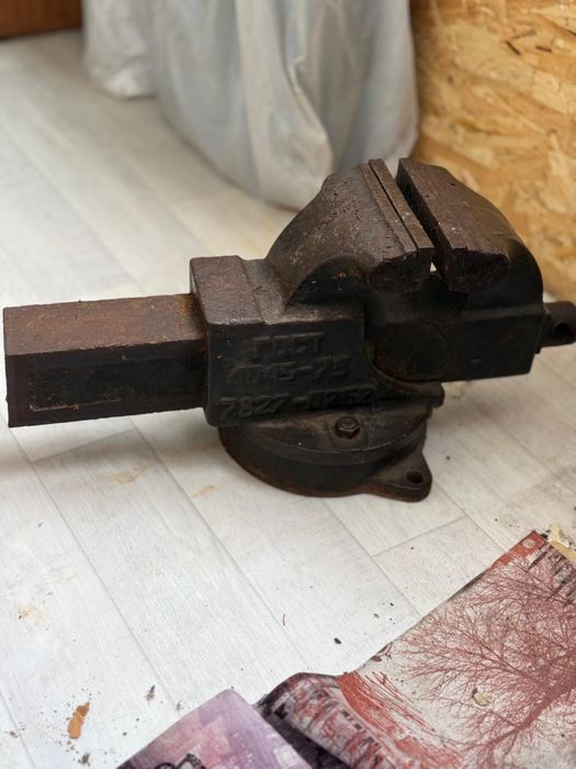 Тиски большые слесарные