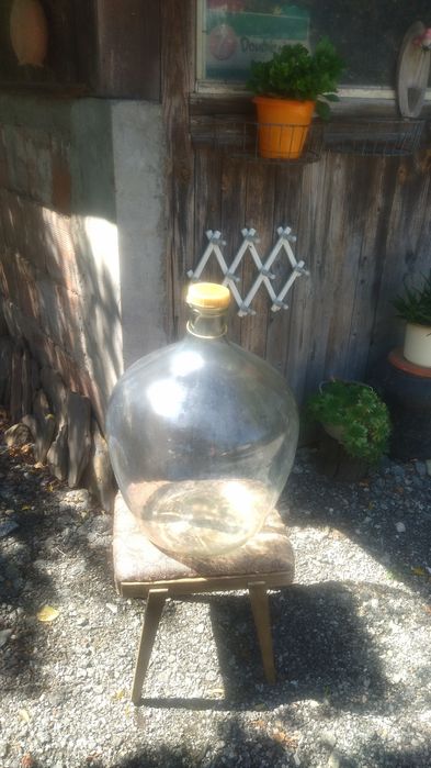 Стъклени дамаджами за вино и ракия.