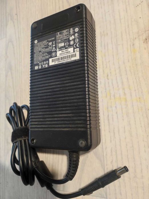Продавам оригинален мощен адаптор / зарядно за лаптоп и други
