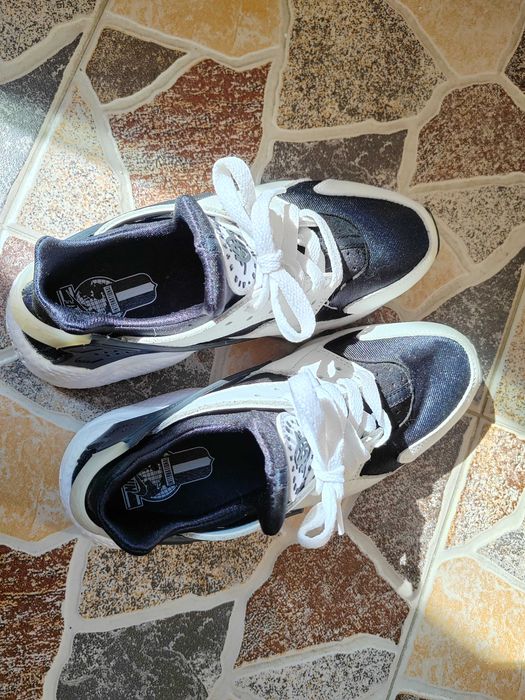 Nike Air Huarache
Black/ White-Black