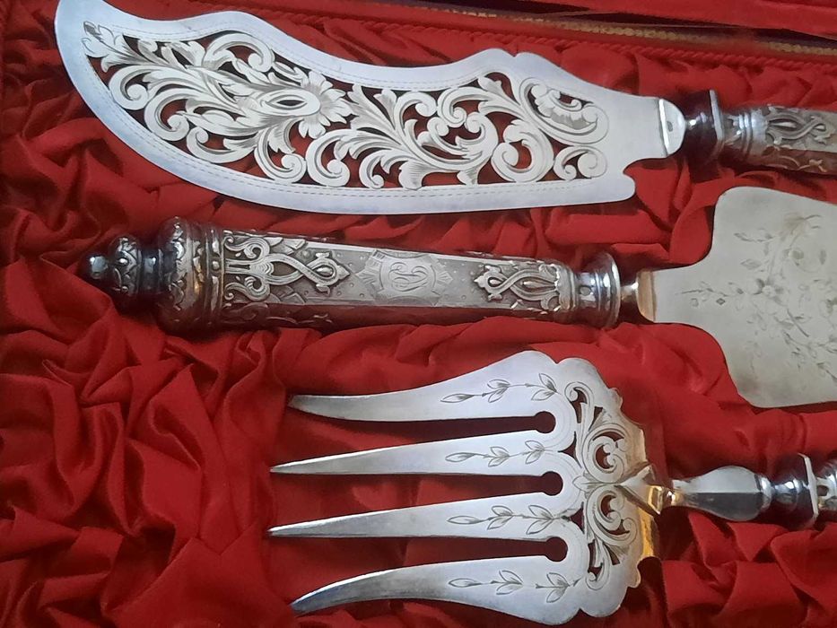 set de tacâmuri pentru pește sau tort lucrat în argint masiv