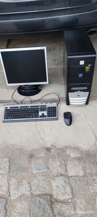 Компютър с монитор