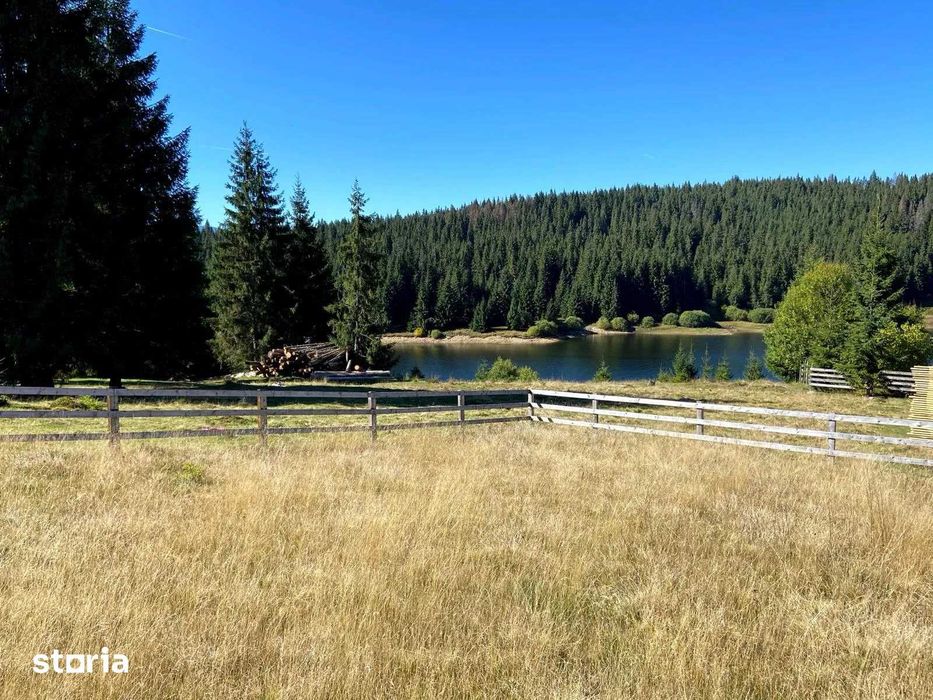 Teren Intravalian langa lac