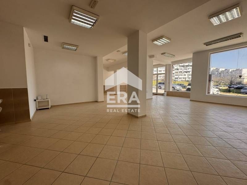 Търговско помещение след основен ремонт, с голяма витрина, за под наем