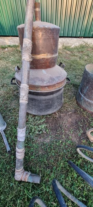 Două cazane de cupru vechi făcute manual