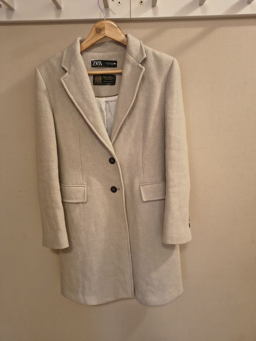 Продавам дамско вталено палто на Zara размер М в отлично състояние.