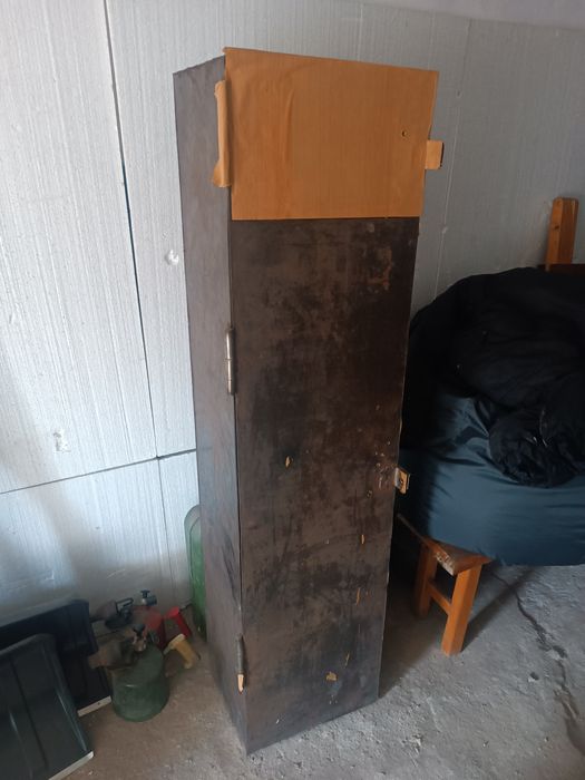 Продаётся металлический сейф.