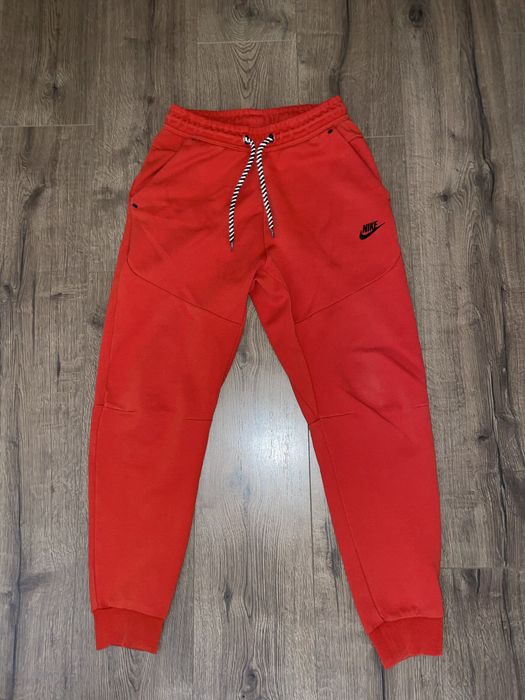 Nike Tech Fleece S – червен, почти нов, запазен