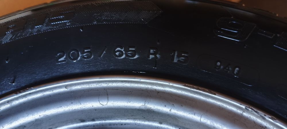 Продам комплект зимней резины 205/65/15