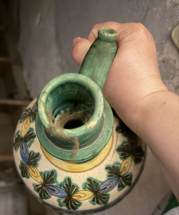 Pentru colectionari Ulcior vechi  masina de tocat manuala la 400 lei ambele  veche