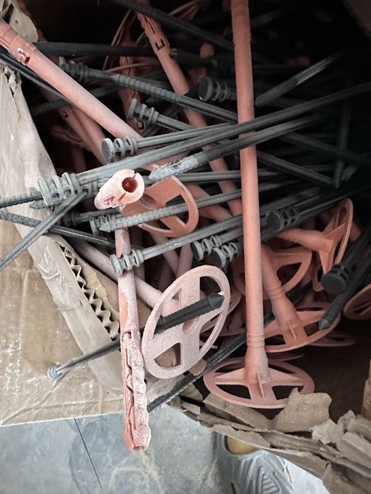 Продам  новые держатель теплоизоляции  с пластиковым стержнем