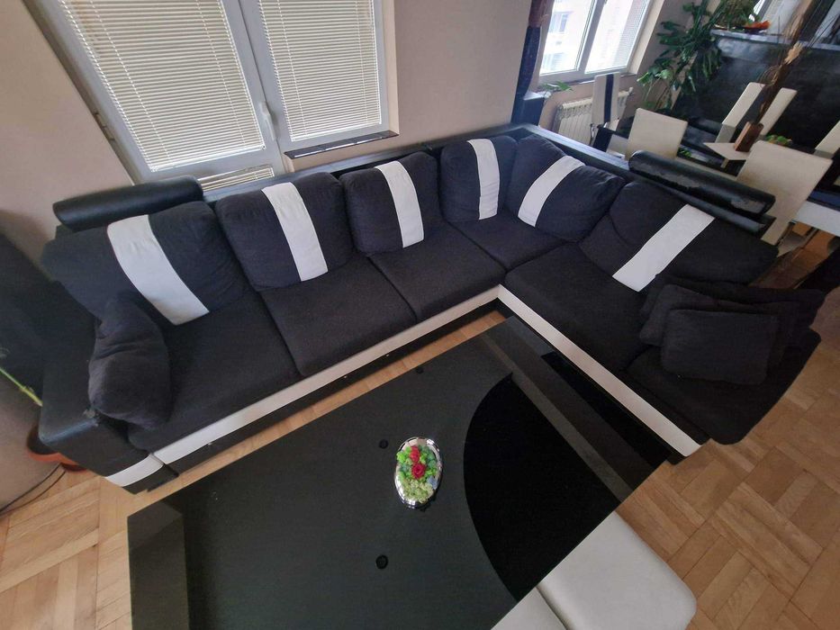 Ъглов диван черно-бял