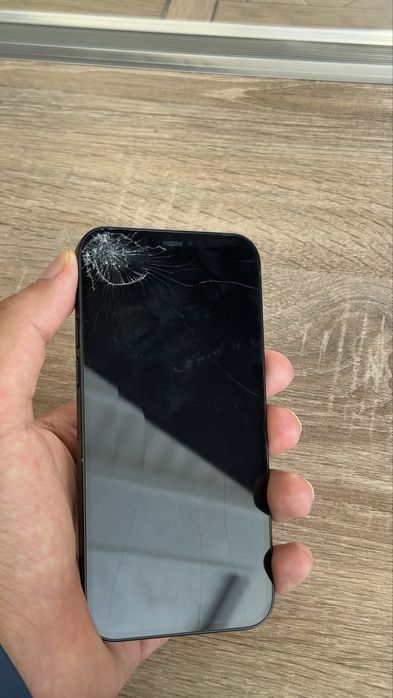 Iphone 12 , chet elda topib olingan , paroli bor