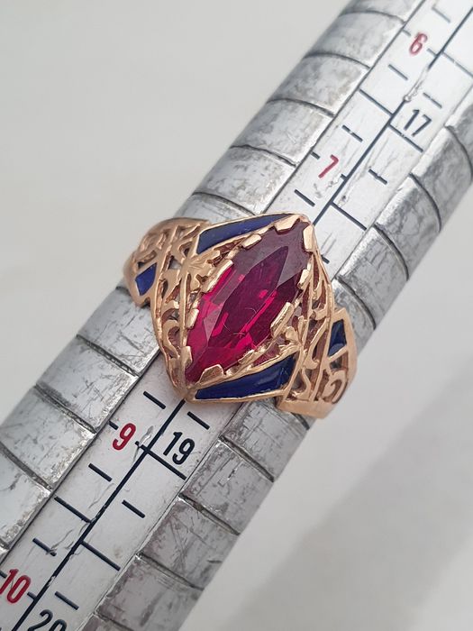 Inel din aur de 14K (583) model vintage cu rubin și email albastru
