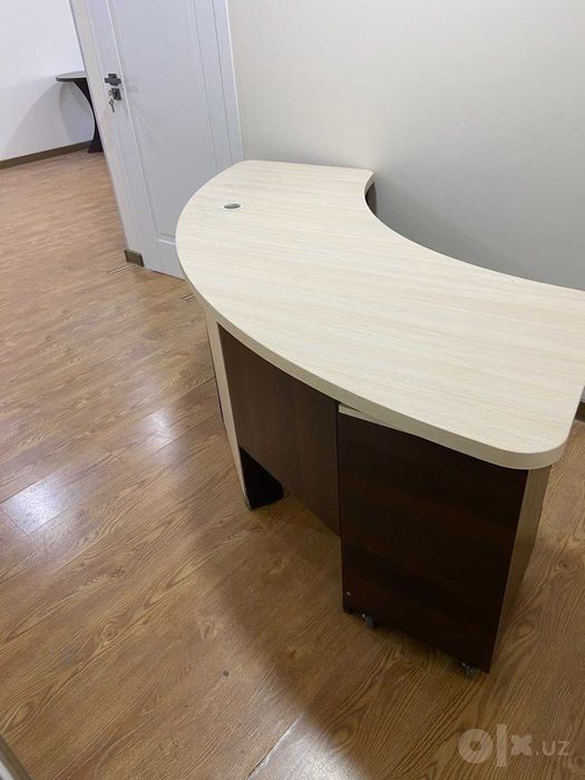 продаются  оригинальные журнальные столики и письменный стол