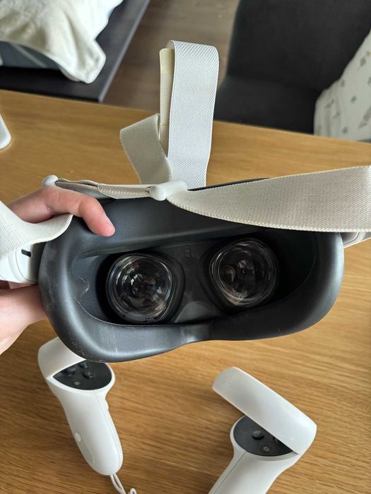 Oculus Meta Quest 2 64GB cu 2 controllere