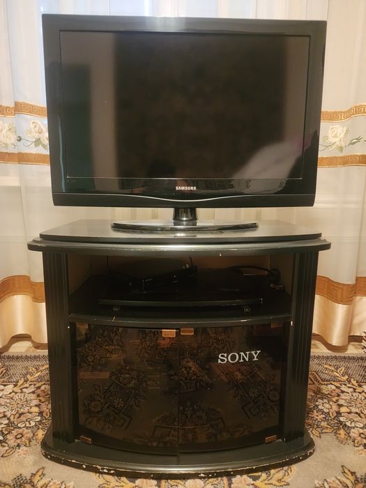 Телевизор б.у С тумбочкой