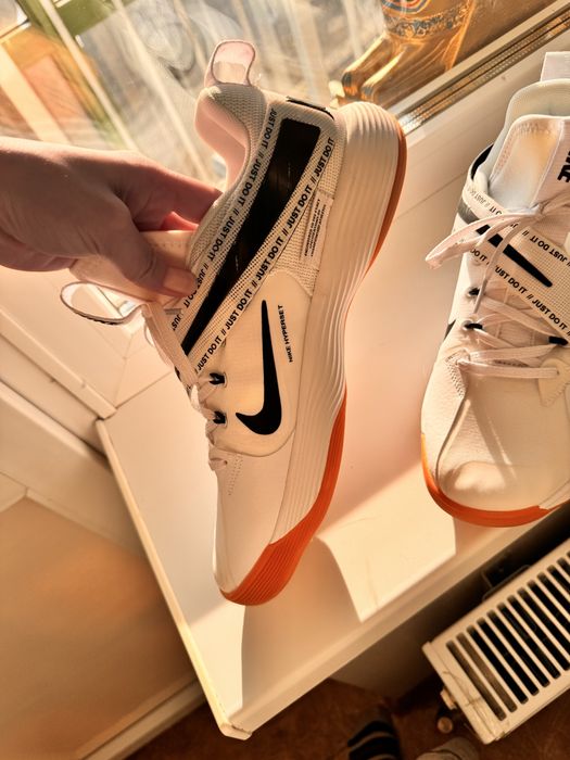 Кроссовки Nike продам новые