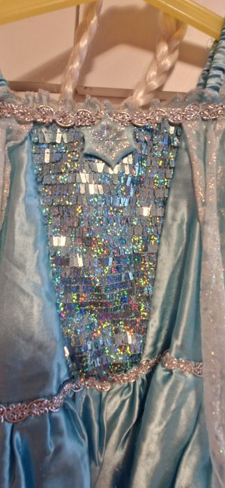 Костюм на Елза с пантофки и плитка