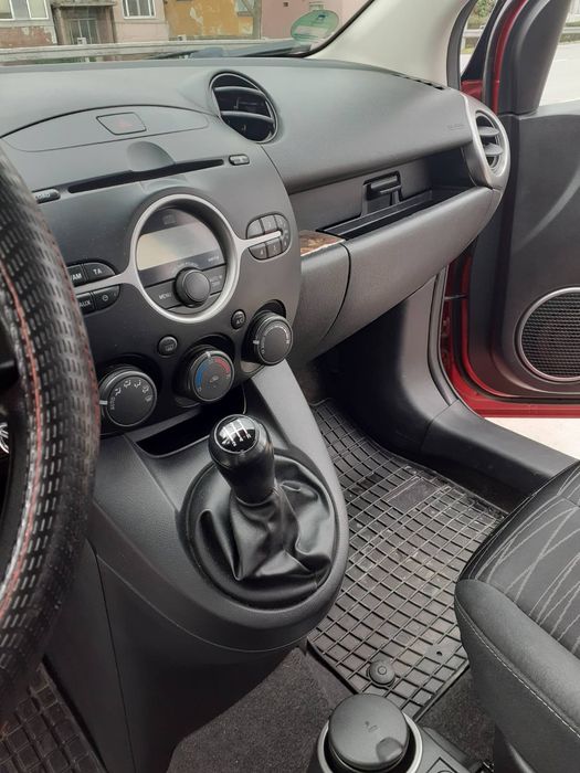 Лек автомобил Мазда2