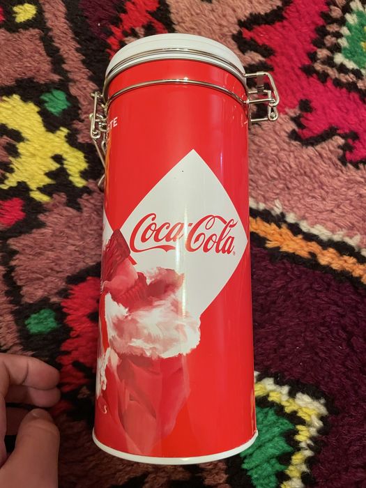 Чисто нови кутии на кока кола