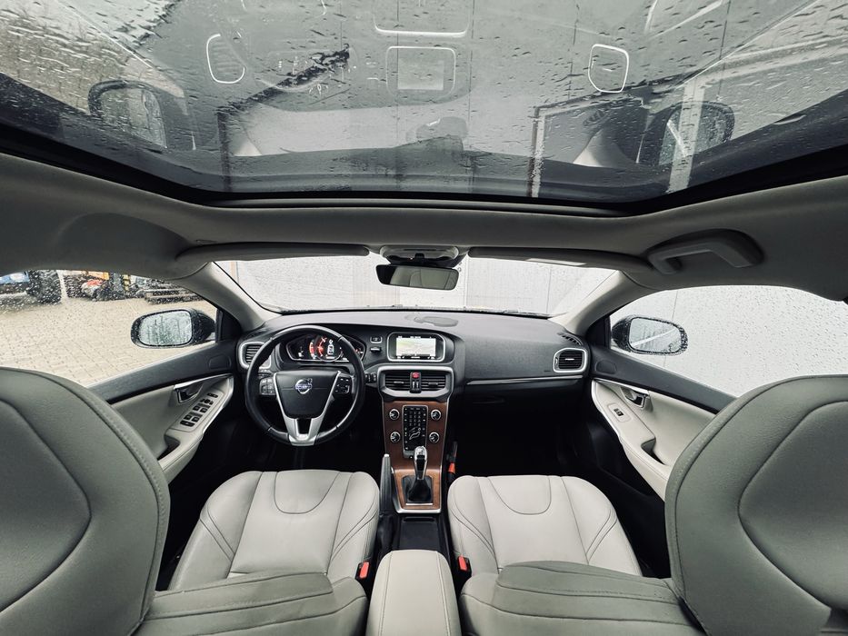 Volvo V40 2.0D *2015* *Euro6 *R-Design* *Panoramic* RAR Efectuat