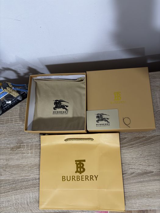 Curea neagra Burberry