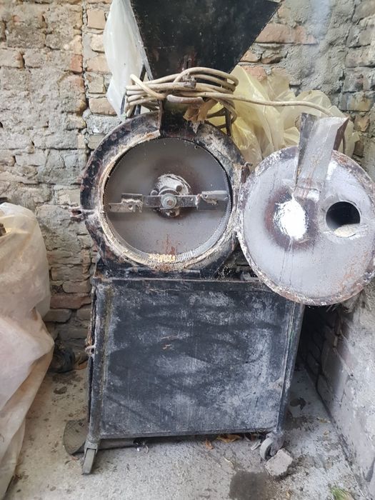 Vând moară cereale