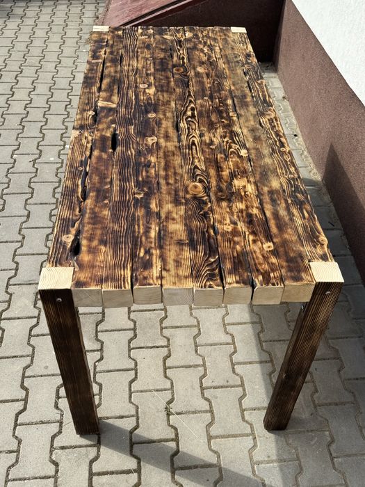 Vând masă din lemn masiv, realizată manual, cu design rustic autentic.