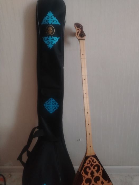 Продам домбра с чехлом