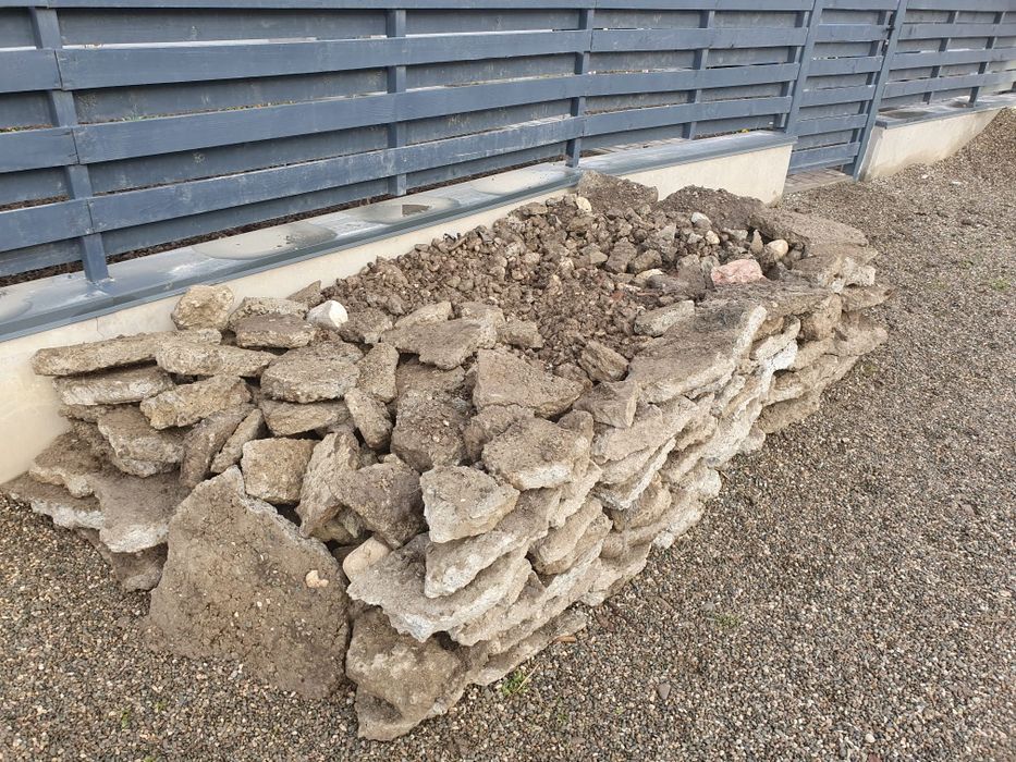Aduc materiale din balestiera nisip, pietriș, pământ, beton