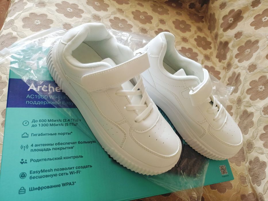 Белые новые кроссовки