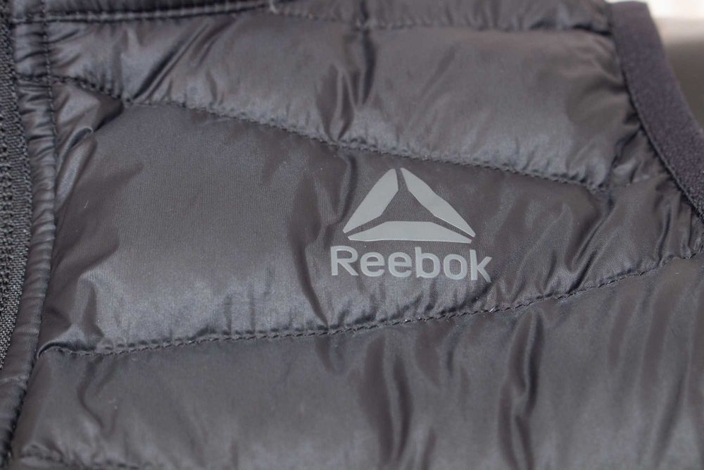 Reebok оригинална дамска грейка пухена елек черен с пух и пера XS
