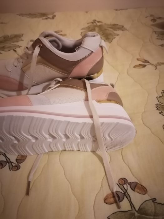 Дамски спортни обувки