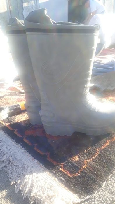 Срочно продам резиновые сапоги