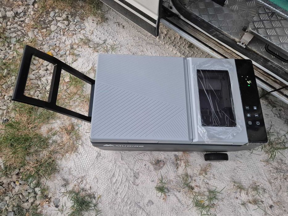 Компресорен хладилник с ледогенератор  12/220 волта