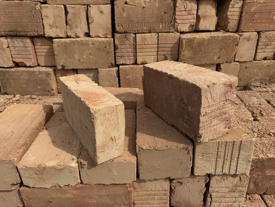 Красный кирпич қызыл кірпіш