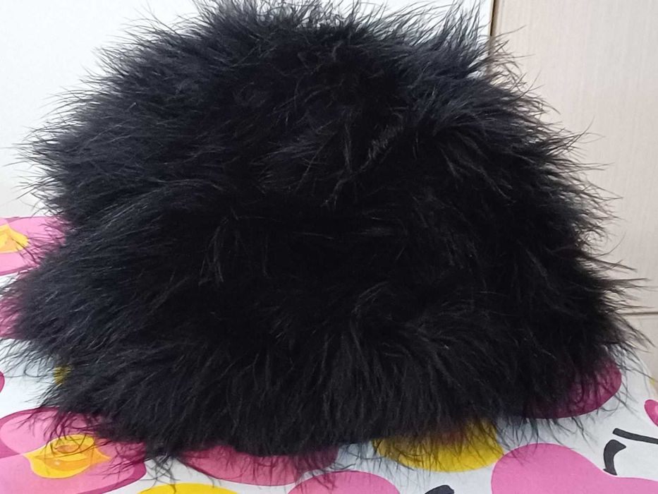 Шапка в черно , с щраусови пера