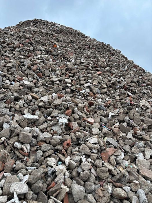 Livram beton concasat cu basculante 8x4 de 18mc sau articulate 24mc