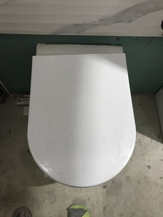 Продавам тоалетна чиния за вграждане с биде и капак