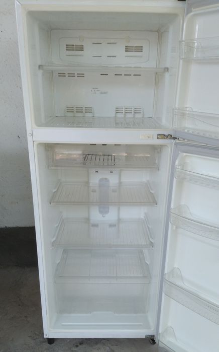 Продается холодильник Daewoo,нижняя часть не холодит.
